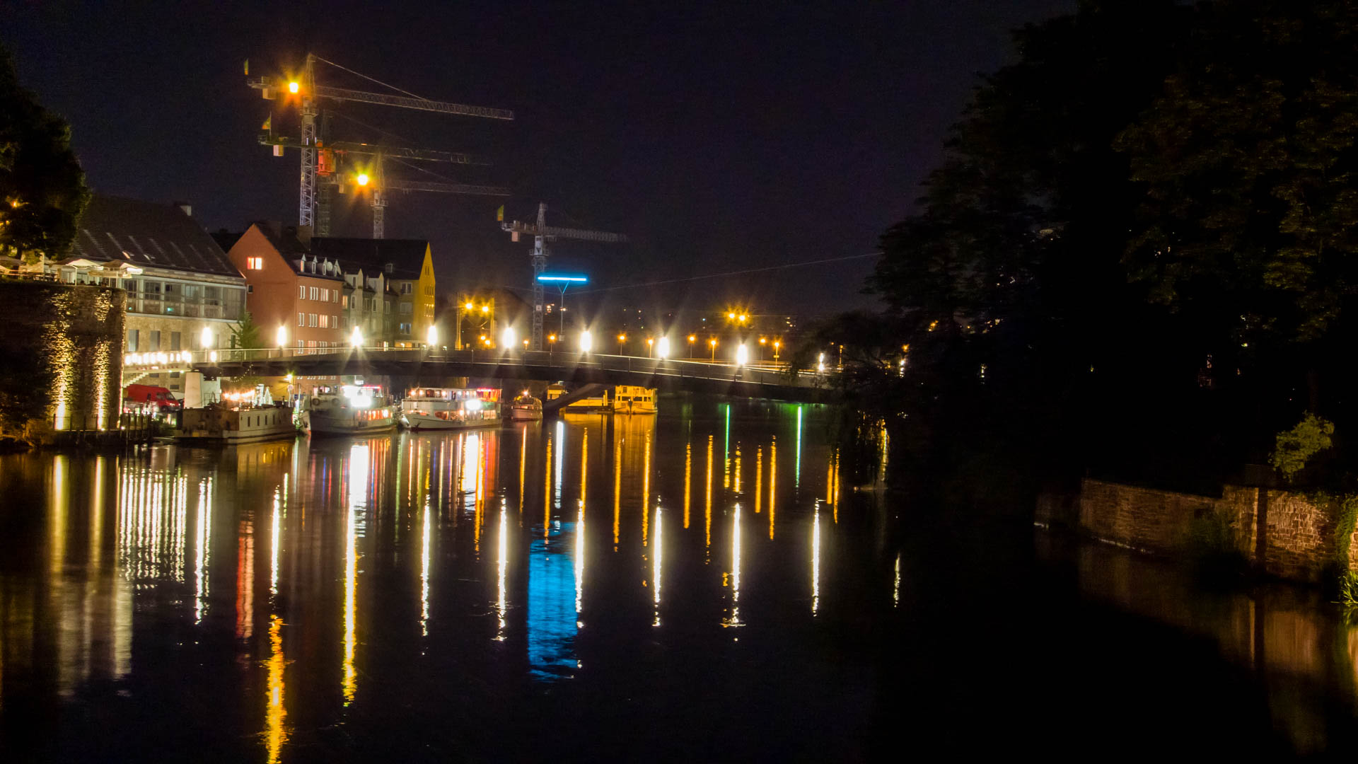 Kassel, Fuldaufer mit Schiffen und Baukränen