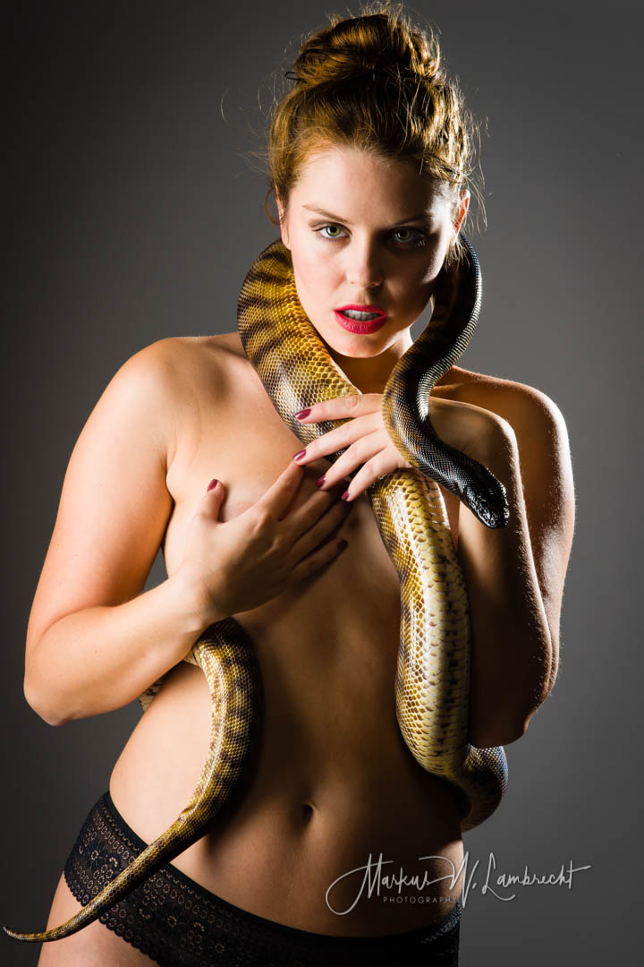 Mädchen mit Schlange